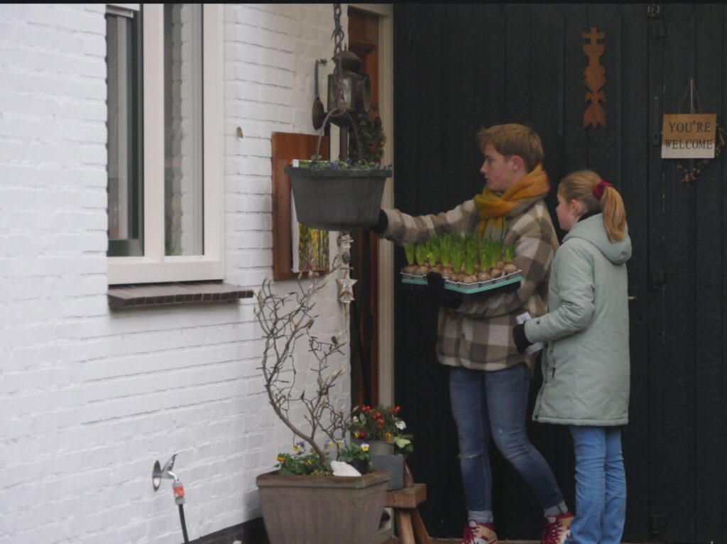Jeugdleden in actie tijdens eerdere hyacintenactie.